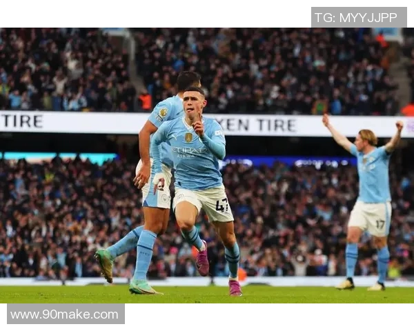 曼联与曼城决赛激战正酣谁将捧起荣耀奖杯成为赢家